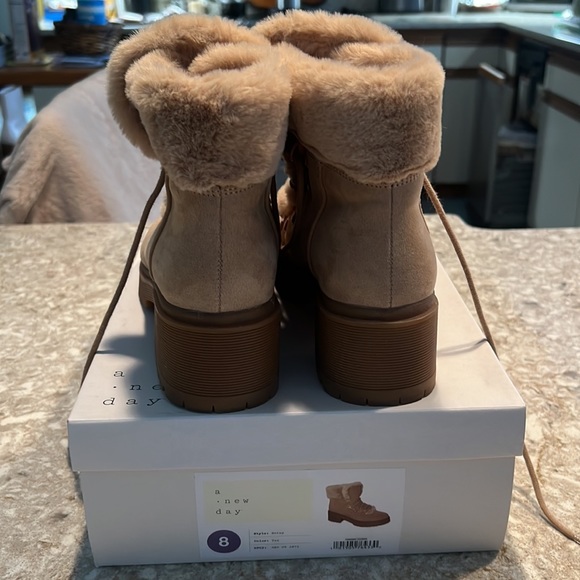 Like New tan women’s size 8 furry booties - Picture 5 of 8